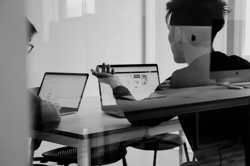 Equipo de arcoso leads generando clientes para negocios locales mediante estrategias de SEO local, Google Maps y herramientas de IA como ChatGPT y Gemini