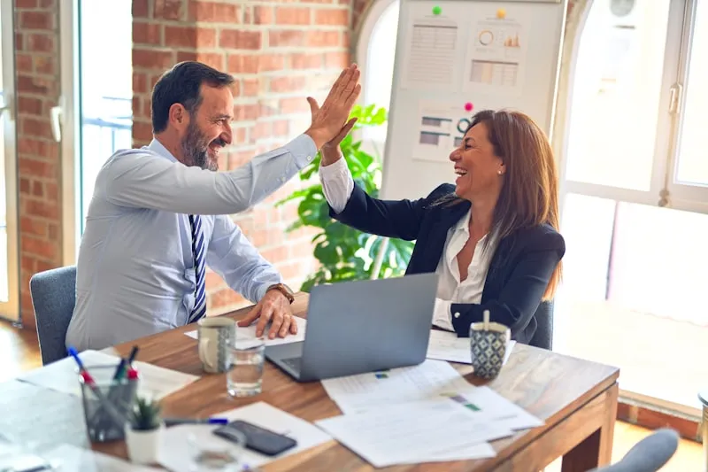 Reuni&oacute;n de negocios de arcoso leads planificando estrategias de generaci&oacute;n de leads para clientes locales
